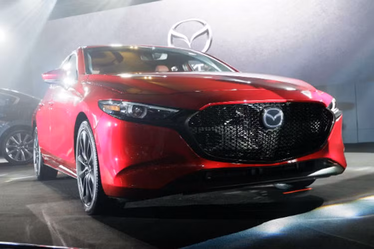 Cuối cùng cũng là động cơ được mong chờ nhất là máy xăng SkyActiv-X 4 xi-lanh, dung tích 2.0 lít, tạo ra công suất tối đa 181 mã lực. Giá xe Mazda3 2019 và thời điểm mẫu xe này được tung ra thị trường Philippines vẫn chưa công bố. Mazda3 2019 tại Việt Nam chưa công bố ngày ra mắt, nhưng đã được các đại lý hé lộ giá bán từ 669 triệu đồng.