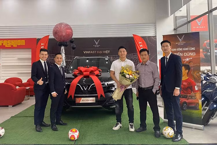 Về vận hành, VinFast Lux SA2.0 sử dụng khối động cơ 2.0L I-4 DOHC, công suất tối đa 228 mã lực, mô-men xoắn cực đại 350 Nm, đi kèm hộp số ZF tự động 8 cấp cùng hệ dẫn động hai cầu (AWD). Hiện mẫu xe SUV VinFast Lux SA2.0 đã được hãng xe Việt "khai tử" để sản xuất ôtô điện. 