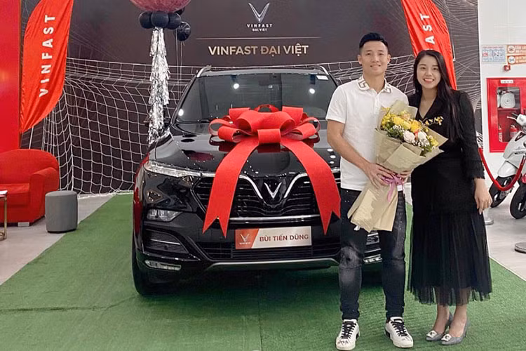 Không chỉ có tới 4 con số 8, theo giới luận biển số xe, chiếc biển số xe SUV Vinfast Lux SA 2.0 của Bùi Tiến Dũng còn có 2 số cuối là 83 mang ý nghĩa là “phát tài".