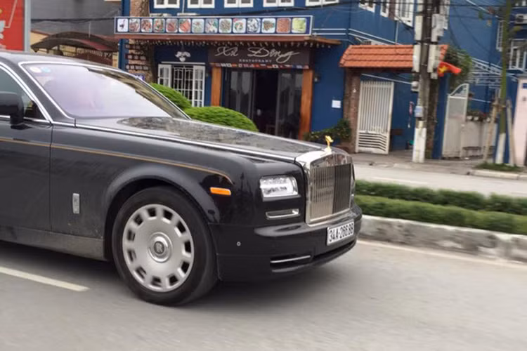 Chiếc siêu xe Phantom Series II này sở hữu một số chi tiết được thay đổi nhưng nhìn chung không quá khác biệt so với Phantom đời đầu. Điểm thay đổi dễ nhận biết nhất chính là chụp ống xả phần đuôi hình thang, mạ chrom tương tự như trên người anh em Ghost.