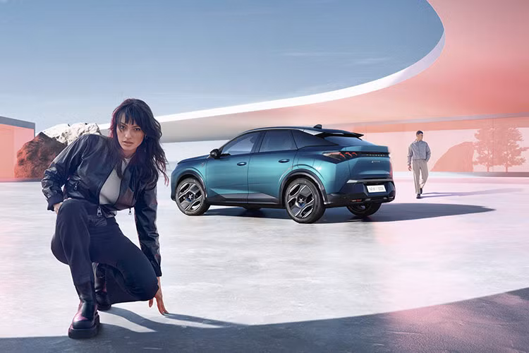 Theo Peugeot, E-3008 Long Range được trang bị cụm pin dung lượng 96,9 kWh giúp xe có thể chuyển quãng đường 700 km trong mỗi lần sạc, theo tiêu chuẩn WLTP. Đây là một con số rất ấn tượng và ngang bằng với một số mẫu xe SUV khác từ Trung Quốc - những công ty nổi bật về công nghệ pin xe điện hiện nay.