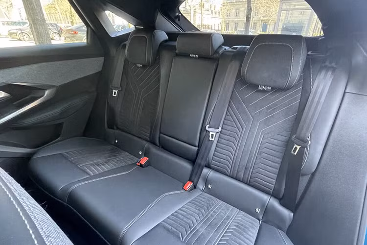 Nếu xe cần sạc đầy từ 5% đến 100% tại mỗi trạm thì hiệu suất sẽ khác nên việc sạc chỉ từ 70% đến 100% ảnh hưởng đến thời gian dừng sạc và hiệu quả tổng thể của hành động. Peugeot cũng không đề cập đến tốc độ sạc của E-3008 Long Range trong thử nghiệm này, khiến nhiều người đặt câu hỏi về khả năng tạo ra kết quả tái sinh trong điều kiện sử dụng thực tế.