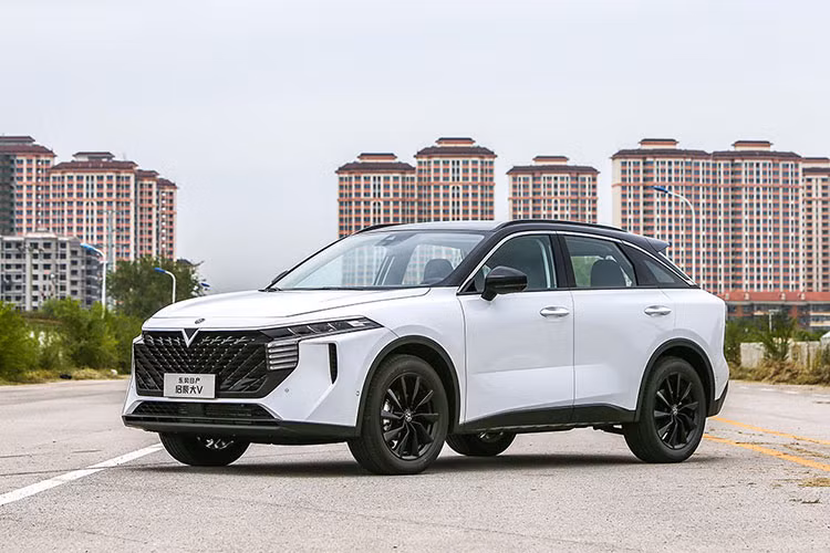 Tại triển lãm Ô tô Thành Đô 2021 diễn ra vào hồi đầu tháng 9 năm nay, thương hiệu Venucia thuộc liên doanh Dongfeng Nissan đã chính thức vén màn mẫu SUV cỡ C mới mang tên Grande V. Tên tiếng Anh của mẫu xe này là Venucia V-Online 2021 mới.