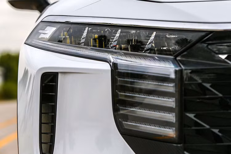 Trên đầu xe, mẫu SUV Venucia V-Online của Trung Quốc được trang bị lưới tản nhiệt trước cỡ lớn, đi kèm logo hình chữ "V" trên đỉnh, gợi liên tưởng đến ôtô VinFast. Logo này nối với 2 nẹp mạ crôm kéo dài đến hết đèn pha. Không dừng ở đó, trên nắp ca-pô của xe còn có thêm logo hình ngôi sao của thương hiệu Venucia.