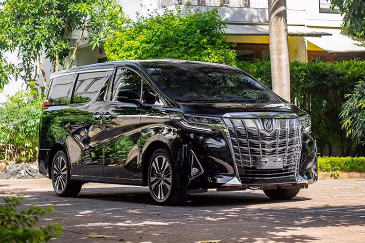 "Trái tim" trên Toyota Alphard là khối động cơ xăng Dual VVT-i dung tích 3.5 lít, sản sinh công suất tối đa 296 mã lực và mô-men xoắn cực đại 361 Nm. Xe trang bị hộp số tự động 8 cấp. Giá xe Toyota Alphard chính hãng tại Việt Nam đang được chào bán khoảng 4,2 tỷ đồng chưa bao gồm chi phí lăn bánh.