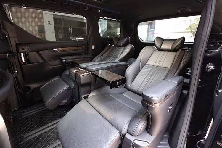 Về công nghệ an toàn và hỗ trợ lái, Toyota Alphard thế hệ mới được trang bị chống bó cứng phanh ABS, cân bằng điện tử, hỗ trợ khởi hành lên dốc, hỗ trợ chuyển làn, cảnh báo điểm mù, cảnh báo phương tiện cắt ngang phía sau, camera lùi, cảm biến hỗ trợ đỗ xe 5 góc và hệ thống 7 túi khí.