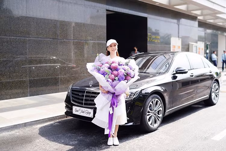 Hot girl Sam chia sẻ mình đã mất 6 tháng từ lúc đặt hàng mới nhận bàn giao xe, điều khiến cư dân mạng không khỏi thích thú chính là việc nữ MC cho rằng chiếc xe MPV hạng sang Toyota Alphard tặng mẹ rất phù hợp để đi chợ, siêu thị hay về quê ngồi rất êm ái.