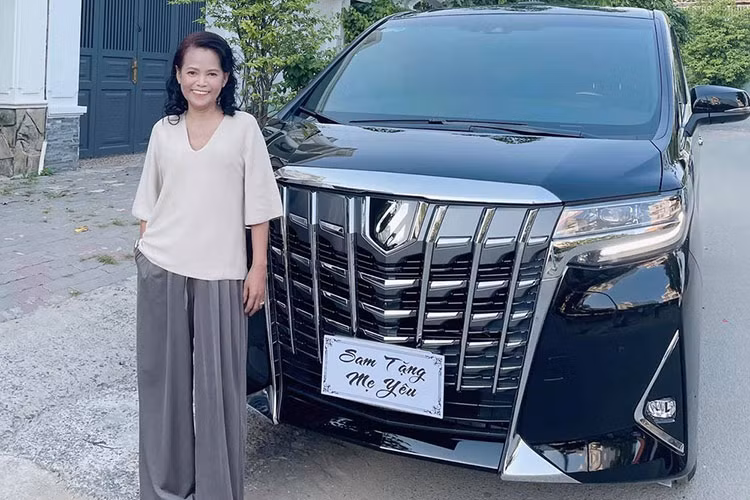 Đầu xe là mặt ca lăng dạng lớn, với cụm đèn pha lớn bao quát gần như hết đầu xe. Cụm đèn pha sử dụng đèn led hiện đại cho ánh sáng tối ưu. Đuôi xe nổi bật với hai cụm đèn hậu full led cỡ lớn chạy dọc lên cả thân xe, thiết kế vuông vức của phần đuôi để nhằm tạo không gian lớn nhất cho nội thất. Tổng thể xe thêm lịch lãm và sang trong hơn với bộ mâm hợp kim đa chấu có kích thước 18 inch thiết kế mới.