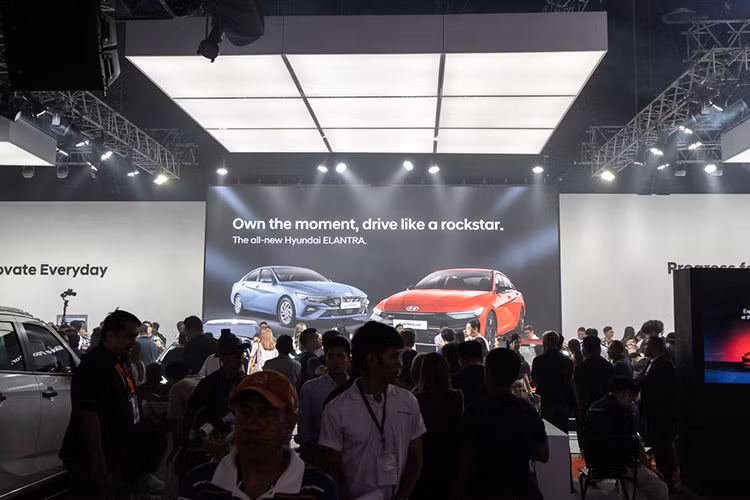 Tại Triển lãm Ô tô Quốc tế Manila 2025 (MIAS 2025) tại Philippines, Hyundai Elantra 2025 mới ra mắt đã đánh dấu sự trở lại đáng chú ý của dòng sedan hạng C trong bối cảnh xu hướng SUV đang ngày càng được ưa chuộng. Đây được xem là động thái chiến lược nhằm giữ vững sự hiện diện của Hyundai trong phân khúc sedan.
