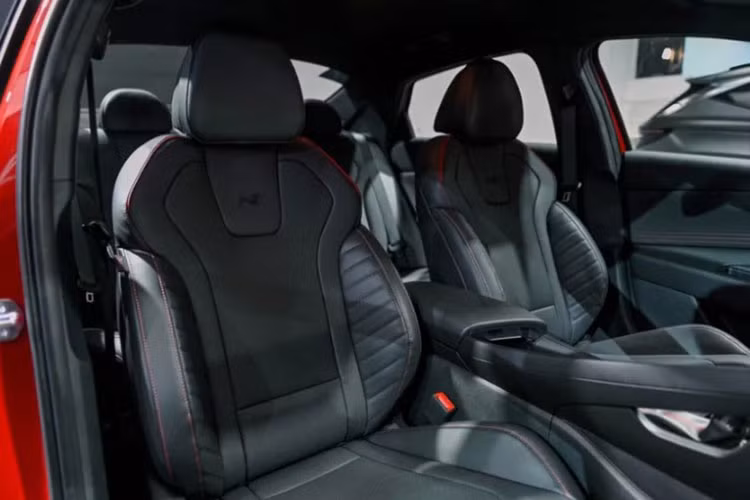 Gói Hyundai SmartSense bao gồm các tính năng như: điều khiển hành trình thích ứng (adaptive cruise control), hỗ trợ giữ làn đường, cảnh báo chệch làn, phanh tự động khẩn cấp và giám sát điểm mù.