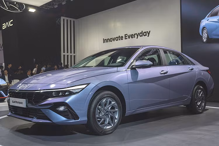 Tại thị trường Philippines, mức giá xe Hyundai Elantra 2025 được phân phối với năm phiên bản, cùng mức giá dao động từ 1,065 - 1,795 triệu peso (tương đương khoảng 480 - 810 triệu đồng. Dự đoán, mẫu xe sedan cỡ C này sẽ sớm về Việt Nam.