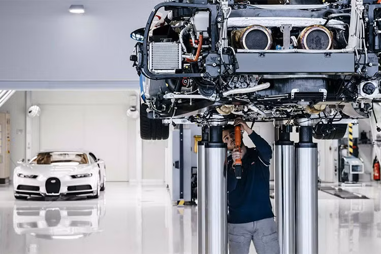 Bugatti Chiron lần đầu tiên ra mắt thế giới tại triển lãm Geneva Motor Show 2016 với mức giá 2,7 triệu USD. Tháng 12/2017 vừa qua, hãng Bugatti thông báo đã cung cấp 70 chiếc xe trong năm đầu tiên sản xuất Chiron đến tay khách hàng và cho đến nay - năm 2018 là 100 chiếc.