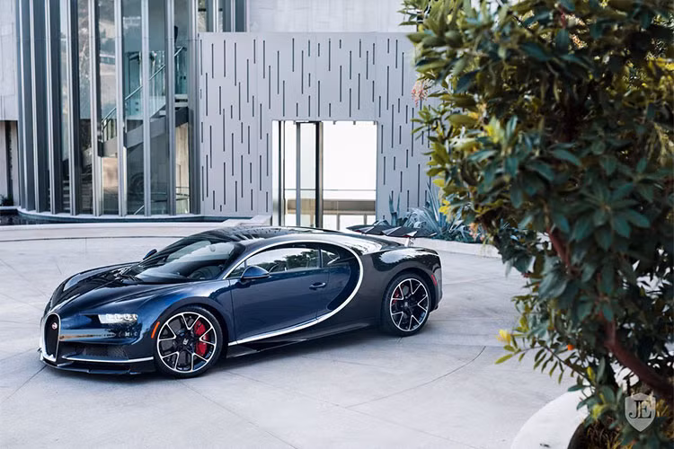 Hiện tại còn rất nhiều khách hàng của hãng siêu xe Bugatti đang chờ đợi để được cầm lấy chìa khoá của chiếc Chiron. Điều này cũng có nghĩa là nhà máy của Bugatti sẽ phải bận rộn trong vòng ba năm tới để sản xuất làm sao cho đủ số lượng xe giao đến tay khách hàng.