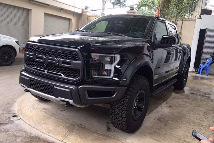 Chiều rộng của xe cũng nhỉnh hơn 150 mm. Đặc biệt, chiếc F-150 Raptor 2017 mới về Việt Nam còn đi kèm nhiều tùy chọn khác nhau như đề-can trang trí thùng sau, lót thùng, miếng ốp nhựa màu đen với chữ "Ford" ở cửa thùng sau, thanh hỗ trợ lên/xuống thùng xe cùng cửa sổ trời toàn cảnh.