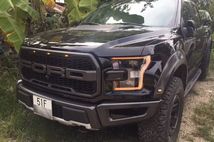 Thêm vào đó là hệ thống quản lý địa hình Terrain Management System với 6 chế độ như Normal (thông thường), Street (đường phố), Baja/Rock (đá), Mud/Sand (bùn, cát) và Weather (thời tiết như mưa, tuyết, băng). Tại thị trường Việt Nam, mẫu xe bán tải này được đồn đoán có giá bán tại các đại lý tư nhân không chính hãng khoảng 4 tỷ đồng.