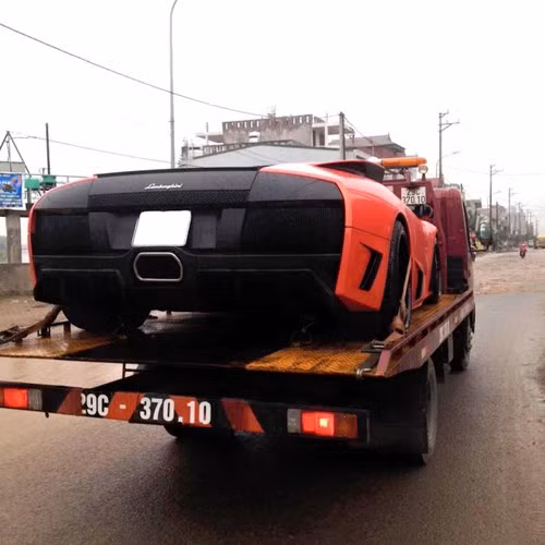 Chiếc siêu xe Murcielago LP640 tại Hà Nội này được Lamborghini trình làng từ tháng 3/2006. Tên xe là sự kết hợp của tên cũ Murcielago, chữ viết tắt LP (Longitudinale Posteriore - thuật ngữ tiếng Ý chỉ xe có động cơ đặt sau) và công suất động cơ mới. 