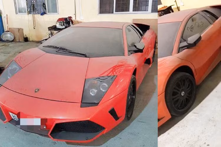 Hình ảnh về chiếc siêu xe Lamborghini Murcielago xuất hiện trong một bãi gửi xe tại Hà Nội với ngoại thất dính bụi dày đặc đang thu hút sự chú ý của những người yêu xe. Hiện chưa rõ lý do vì sao "siêu bò" này bị "bỏ quên" tại đây, tuy nhiên lý lịch của siêu xe này lại khá nổi tiếng.