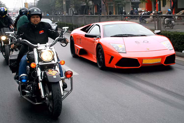 Chiếc Lamborghini Murcielago với ngoại thất cam-đen này từng được đưa về Việt Nam vào tháng 4/2008. Trong hành trình siêu xe Super Car Passion 2014 do một đại gia lĩnh vực Gas tổ chức, chiếc Lamborghini Murcielago này cùng các siêu xe và xe siêu sang khác đã trở thành tâm điểm trong ngày đầu tiên diễn ra.