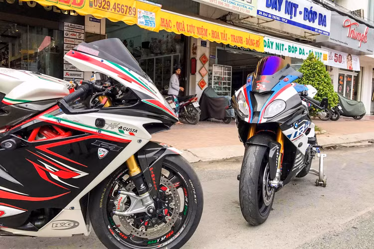 Trong 2 chiếc siêu môtô này, MV Agusta F4RR là hàng "cực hiếm" tại Việt Nam khi tới hiện tại, nó vẫn là chiếc đầu tiên và duy nhất có mặt ở nước ta. Khi về Việt Nam, giá trị sau thuế của nó ước tính khoảng 52.000 USD (hơn 1 tỷ đồng). Về cơ bản, siêu môtô MV Agusta F4RR là phiên bản nâng cấp của dòng F4, với cấu hình gần với xe đua WSBK.
