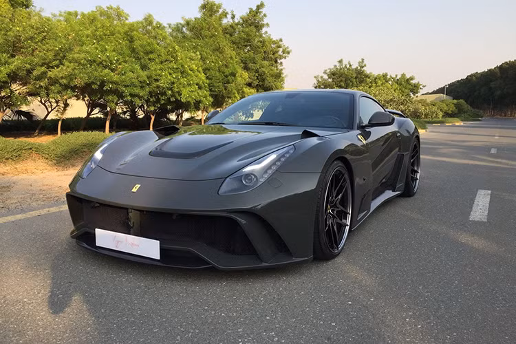 Chiếc siêu xe này mang tên riêng là Ferrari F12 N-Largo S, nó được hãng độ đình đám Novitec Rosso của Đức ra tay thi triển tuyệt kỹ. Đây là gói độ mạnh nhất của Novitec Rosso dành cho chiếc F12 với vẻ đẹp và sức mạnh đem lại sự quyến rũ khó cưỡng với các tín đồ nhà Ferrari.