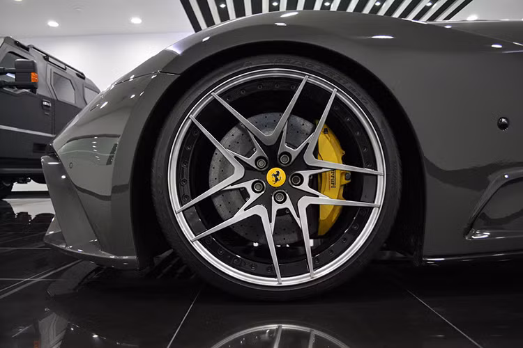 Ngoài hệ thống treo được nâng cấp toàn diện, hệ thống phanh carbon từ xe đua chuyên dụng cũng được trang bị trên chiếc xe này với các má phanh gốm chịu nhiệt độ cao. Xe sử dụng la-giăng 5 chấu kép 21 inch trước và 22 inch sau của hãng đồ thể thao OZ racing cùng bộ lốp chịu ma sát đặc biệt Pirelli P Zero Super Corsa.