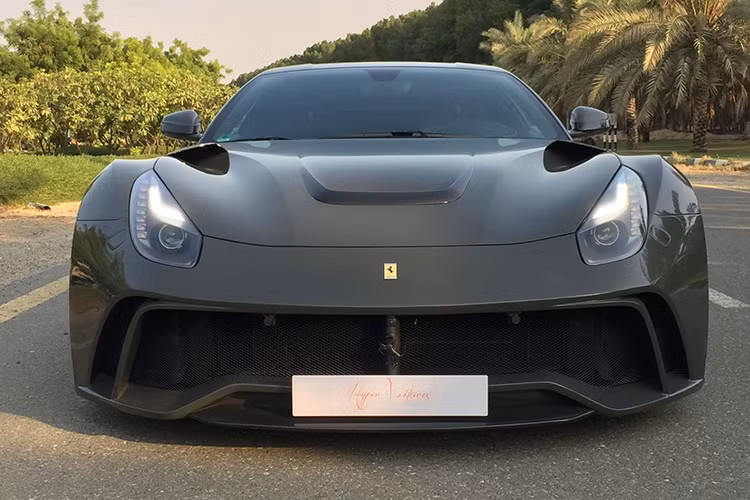Sự điều chỉnh đáng kể này làm Ferrari F12 N-Largo S có dáng vẻ bề thế vững chãi hơn nhiều so với nguyên bản. Trọng tâm xe cũng có thay đổi do xe thấp hơn nguyên bản 40mm nhằm đảm bảo độ ổn định khi chạy ở tốc độ cao và lúc ôm cua, đồng thời tăng lực ép xuống mặt đường.