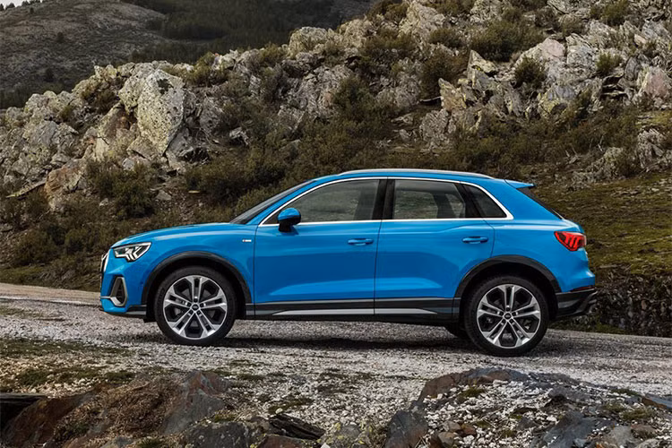 Ở thế hệ mới, Audi Q3 phiên bản 2019 được mở rộng về kích thước và chiều dài trục cơ sở giúp tăng độ bề thế và cho không gian nội thất tốt hơn. Đi cùng với nó là ngoại hình theo xu hướng thiết kế hiện đại của Audi, nhiều công nghệ và vô số tùy chọn cho khách hàng.