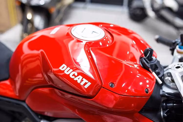 Hàng loạt công nghệ hiện đại trên xe như hệ thống điều khiển lực kéo (DTC EVO), hệ thống ổn định điện tử (DSC), kiểm soát "bốc đầu" (DWC EVO), hỗ trợ "đề pa" (DPL) thế hệ mới, hệ thống hỗ trợ drift khi phanh Ducati Slide Control (DSC), chống bó cứng phanh biến thiên khi ôm cua cho bánh trước, bộ đo và phân tích thông số 6 trục (6-axis Inertial Measurement Unit - 6D IMU),... được trang bị cho xe.