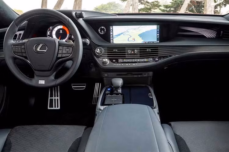 Lexus LS 2019 mới được trang bị động cơ 3.5 lít V6 turbo mới sản sinh đạt công suất 416 mã lực và mô-men xoắn 599 Nm, cao hơn 30 mã lực và 101 Nm so với động cơ V8 hút khí tự nhiên trên thế hệ tiền nhiệm.