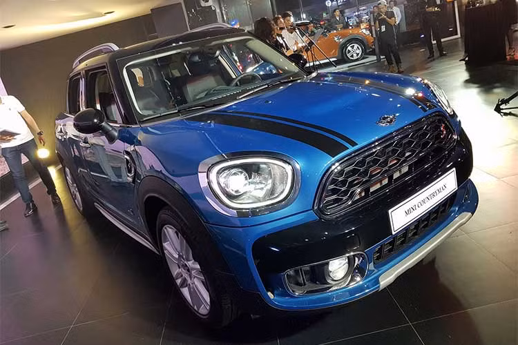 Về nhiên liệu tiêu thụ theo chuẩn EU của MINI Cooper Countryman và MINI Cooper S All4 Countryman mới được công bố lần lượt là 5,57l/100 km và 6,6l/100 km. Theo thông tin từ Thaco, giá của MINI Cooper Countryman thế hệ mới tại thời điểm ấn định là 1,749 tỉ đồng, còn phiên bản MINI Cooper S All4 Countryman là 2,199 tỉ đồng.