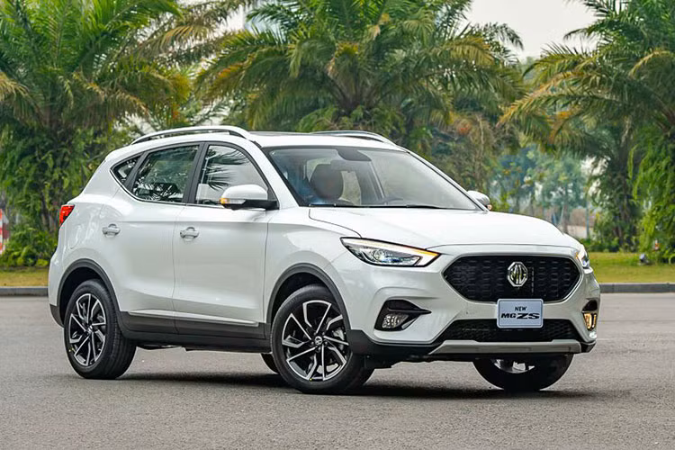 Theo ghi nhận, tại các đại lý ôtô MG đang áp dụng mức giảm giá từ 10-20 triệu đồng cho tất cả phiên bản MG ZS, đi kèm quà tặng phụ kiện trị giá khoảng 10 triệu đồng và một năm bảo hiểm thân vỏ. Cụ thể, 3 phiên bản MG ZS Std+, Com+ và Lux+ lần lượt có mức giảm giá là 15, 20 và 25 triệu đồng.