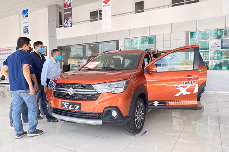 Để kích cầu cải thiện doanh số nhiều đại lý Suzuki đang đồng loạt giảm giá sâu cho mẫu xe XL7 mới. Cụ thể, XL7 đang được giảm giá 50 triệu đồng tiền mặt, cùng với đó khách hàng sẽ nhận được gói khuyến mại phụ kiện trị giá 10 triệu đồng ( dán kính, thảm sàn, cam hành trình…). Tuy nhiên, nếu không nhận gói phụ kiện khách hàng có thể quy đổi sang tiền mặt với trị giá 5 triệu đồng.