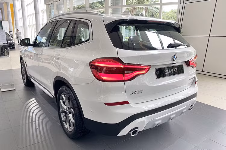 Tuy nhiên, theo tìm hiểu, hiện chỉ có một phiên bản BMW X3 xDrive20i tiêu chuẩn được giảm 170 triệu đồng do 2 phiên bản còn lại được cho là đã hết hàng. Giá sau giảm còn 2,129 tỷ đồng, nhỉnh hơn một so với đối thủ GLC 200 4Matic, giúp tăng khả năng cạnh tranh hơn so với trước.