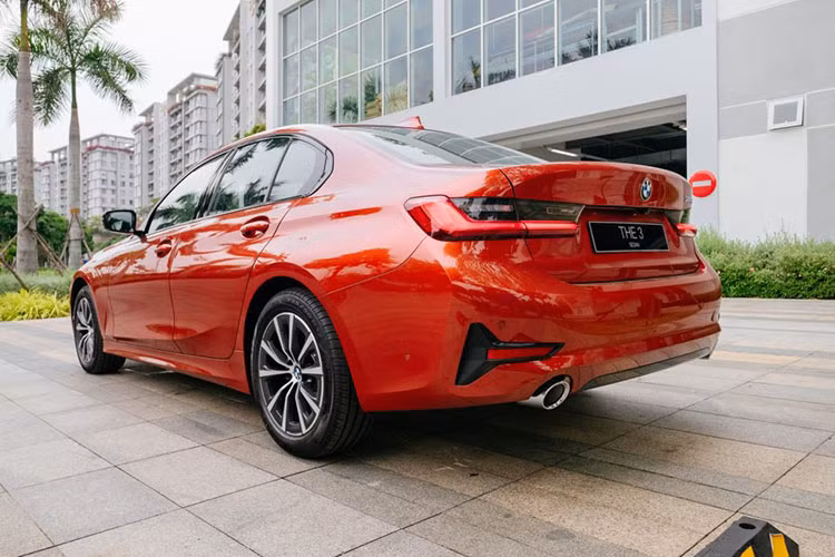 Cụ thể, phiên bản BMW 320i Sport Line tiêu chuẩn giảm 220 triệu đồng so với giá niêm yết, giá sau giảm còn 1,679 tỷ đồng. Phiên bản 320i Sport Line Plus giảm nhiều nhất là 222 triệu đồng so với giá niêm yết, giá bán còn 1,957 tỷ đồng. Riêng bản 330i M Sport vẫn giảm 130 triệu đồng như đợt trước, hiện có giá là 2,379 tỷ đồng.
