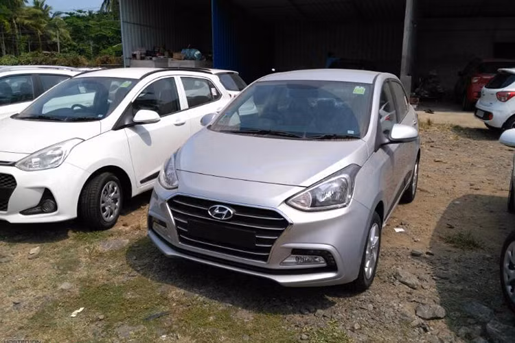 Thứ hai là động cơ diesel 3 xy-lanh, dung tích 1,2 lít, có công suất tối đa 75 mã lực tại vòng tua máy 4.000 vòng/phút và mô-men xoắn cực đại 190 Nm tại dải vòng tua từ 1.750 - 2.250 vòng/phút. Động cơ này chỉ kết hợp với hộp số sàn 5 cấp. Mức giá của mẫu xe này sẽ được công bố vào ngày ra mắt tới đây, nhưng chắc chắn nó sẽ không cao hơn quá nhiều so với bản hiện tại đang bán ra tại Việt Nam khoảng hơn 400 triệu đồng.