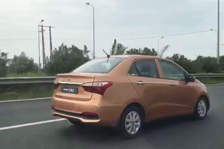 Chiếc xe sở hữu thiết kế khác biệt so với Hyundai Grand i10 2017 phiên bản hatchback. Điều này được thể hiện qua lưới tản nhiệt có kích thước lớn hơn trên đầu xe và gợi liên tưởng đến Elantra mới. Trên lưới tản nhiệt xuất hiện những thanh ngang mạ crôm thay vì dạng mắt lưới như Hyundai Grand i10 Hatchback 2017 đã có mặt tại Việt Nam hồi đầu năm. 