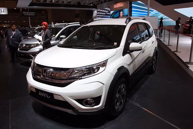 Honda BR-V vẫn thường được người hâm mộ gọi với biệt danh "tiểu CR-V" bởi BR-V sở hữu ngoại hình mang đậm hơi hướng thiết kế từ "đàn anh" Honda CR-V. Phần đầu xe, Honda BR-V mang dáng dấp cứng cáp với nhiều chi tiết mạ chrome sáng bóng và bộ cản dưới hình thang nối liền.