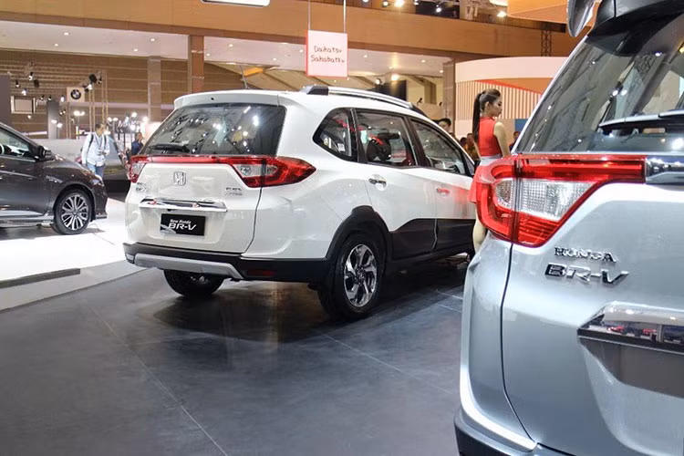 Cuối cùng, Honda BR-V sở hữu khối động cơ 1.5L cho ra công suất 117 mã lực và mô-men xoắn 146 Nm. Đi kèm với đó là tuỳ chọn hộp số tự động hoặc hộp số sàn 6 cấp. Như vậy, khối động cơ 1.5L của Honda BR-V mạnh hơn đáng kể khi so sánh với 2 đối thủ Mitsubishi Xpander (103 mã lực và 141 Nm mô-men xoắn) và Toyota Rush (104 mã lực và 134 Nm mô-men xoắn).