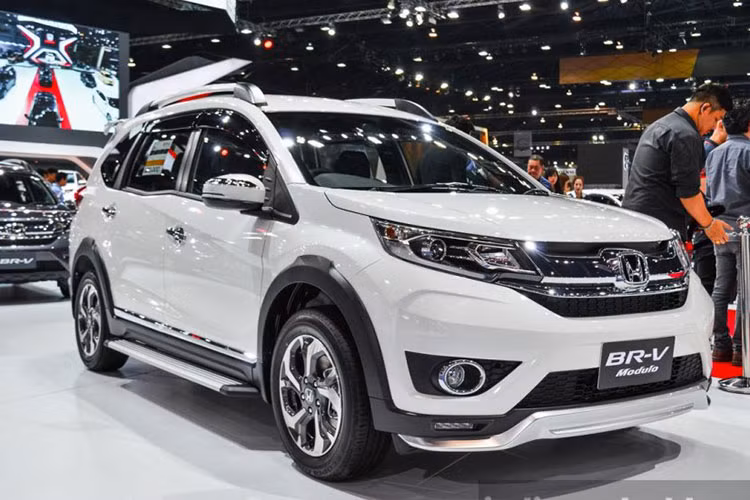 Giá xe Honda BR-V mới vừa được giới thiệu tại Thái Lan với mức từ 755.000 - 800.000 Baht (~ 550 - 600 triệu đồng). Dự kiến, Honda Việt Nam sẽ chính thức đưa mẫu xe BR-V về Việt Nam trong quý IV năm nay cùng mức giá khoảng 650 triệu đồng.