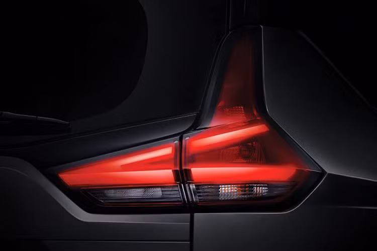 Phía sau Livina là sự pha trộn giữa thiết kế của Xpander và người đàn anh Nissan X-Trail. Phần cản sau được chia thành 2 vùng cân xứng với những đường gân được dập chìm-nổi giống với X-Trail. Trong khi cụm đèn hậu thì gần như được bê nguyên mẫu từ đồng minh Xpander sang. Xe được trang bị bộ vành thép 15 inch trong khi bộ vành hợp kim 16 inch phối 2 tông màu dành cho bản cao cấp.