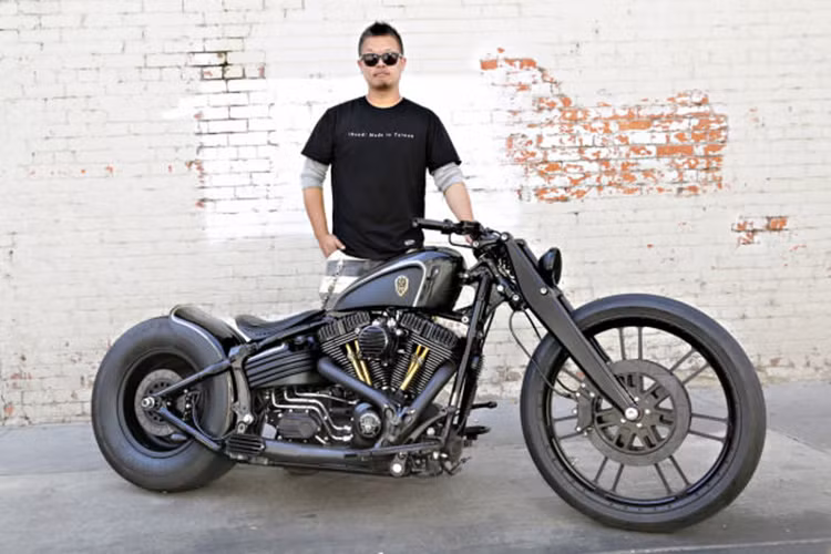 Chiếc Harley-Davidson Softail được độ theo phong cách Rocker Bobber hầm hố đến từ một biker tại Đài Loan. Chiếc xe sau khi độ xong theo phong cách Bobber được chủ xe đặt cho nó với mệnh danh "Dark Cannon".