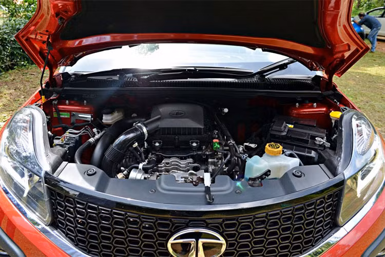 Cụ thể, bản động cơ xăng của Tata Nexon XMA sử dụng động cơ tăng áp sản sinh ra công suất 110 PS và mô-men xoắn cực đại 170 Nm. Trong khi bản động cơ dầu (diesel) có công suất 110 PS và mô-men xoắm cực đại 260 Nm. Cả hai đều được kết hợp với hộp số sàn và cấp tự động 6 cấp.