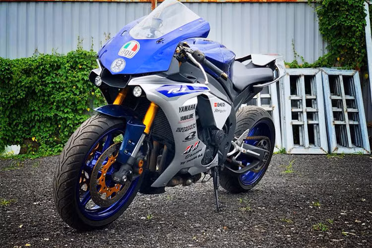Cung cấp sức mạnh cho siêu môtô Yamaha YZF-R1 độ này sẽ vẫn là khối động cơ DOHC 4 xi-lanh thẳng hàng 999cc cross-plane nguyên bản, có công suất 180 mã lực và mô-men xoắn cực đại khoảng 100 Nm nhưng được dọn dẹp và làm mới lại hoàn hảo hơn cho người sử dụng.