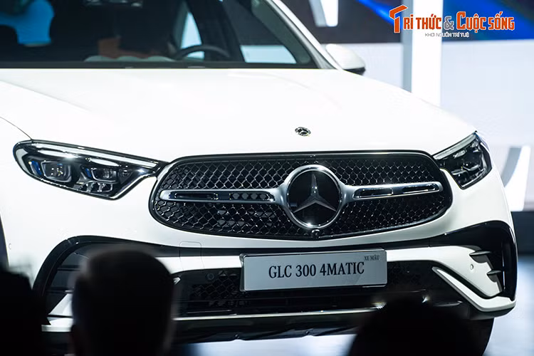 Trên phiên bản Mercedes-Benz GLC 200 4MATIC 2023 mới, mâm bánh xe có kích thước 19 inch với thiết kế 10 chấu kép, trong khi đó, phiên bản GLC 300 4MATIC sở hữu mâm hợp kim thể thao AMG thiết kế nan đa chấu với kích thước 20 inch. GLC thế hệ mới trang bị đèn pha LED High Performance tiêu chuẩn ở phiên bản GLC 200 4MATIC, và đèn Digital Light trên GLC 300 4MATIC.