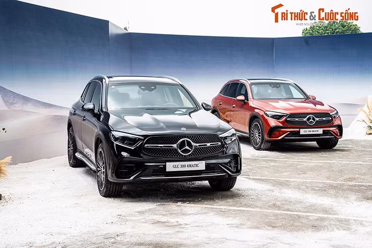 Mercedes-Benz GLC thế hệ mới có thiết kế đặc trưng của dòng SUV ghiêuj "ngôi sao 3 cánh" với gói thiết kế Avantgarde tiêu chuẩn. Phần đầu xe được thiết kế lại với các đường nét cấp tiến hơn. Với hệ thống đèn pha được kết nối trực tiếp cùng lưới tản nhiệt giúp làm nổi bật chiều rộng của xe.