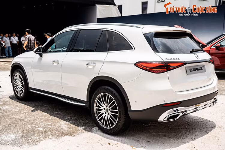 Với công nghệ Transparent Bonnet này, màn hình trung tâm sẽ hiển thị chế độ xem ảo phía dưới đầu xe, bao gồm bánh trước và khu vực bên dưới nắp ca-pô. Điều này cực kỳ hữu ích trong việc giúp người lái xác định các chướng ngại vật như đá lớn hoặc ổ gà trên các địa hình phức tạp.