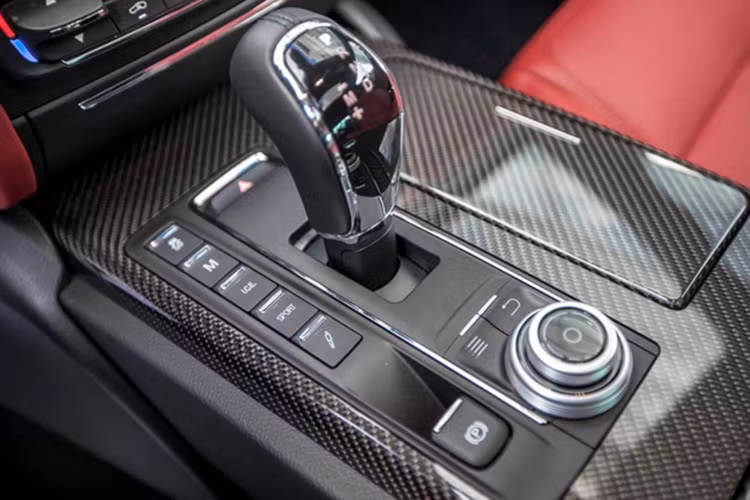 Xe sử dụng động cơ V8, dung tích 3.0 lít, Twin-Turbo, sản sinh công suất tối đa 530 mã lực và mô-men xoắn cực đại 710 Nm. Ở bản tiêu chuẩn và SQ4 chỉ được trang bị động cơ V6, dung tích 3.0 lít, Twin-Turbo, sản sinh công suất tối đa 410 mã lực. Hộp số tự động 8 cấp và hệ dẫn động cầu sau giúp xe tăng tốc từ 0–100 km/h trong vòng 4,7 giây trước khi đạt vận tốc tối đa lên tới 307 km/h. 