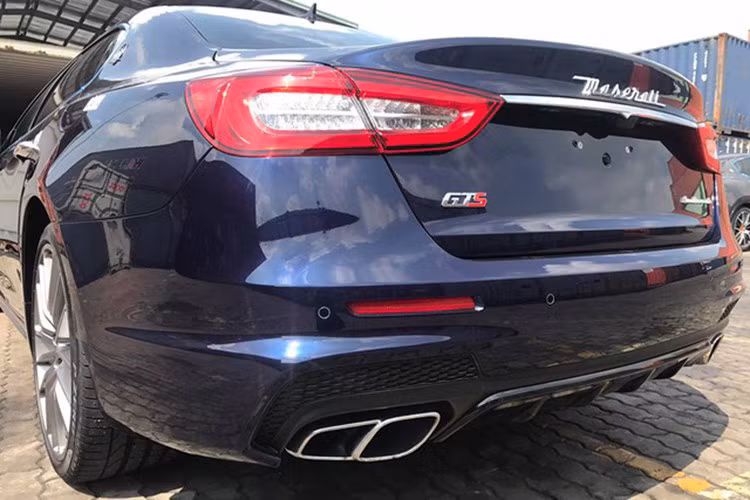 Các thông số về kích thước của mẫu xe hạng sang Quattroporte GTS phiên bản 2017 nhà Maserati vẫn tương tự như phiên bản cũ. Điểm khác biệt nằm ở ngoại hình với lưới tản nhiệt, đèn pha, cản va trước hay các hốc gió thay đổi. Ngoài ra, còn có thêm hai gói tùy chọn là GranLusso hoặc GranSport cho khách hàng lựa chọn.