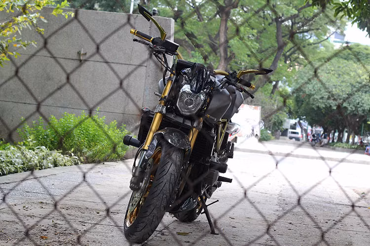 Hệ thống giảm chấn ngược upside down mới cũng có mặt trên chiếcHonda Hornet 600 này.