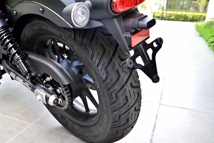 Hệ thống Honda E-Clutch lần đầu tiên được trang bị trên các mẫu xe động cơ 4 xi-lanh cỡ trung CBR650R và CB650R. Nhưng khá ngạc nhiên khi thay vì các dòng 500cc, Honda đã quyết định đưa nó xuống trước cho loạt xe 300cc của mình.